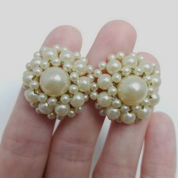 Vintage Faux Pearl Cluster Clip on Earrings, Cream Color Screw Backs, Estate - Picture 1 of 6